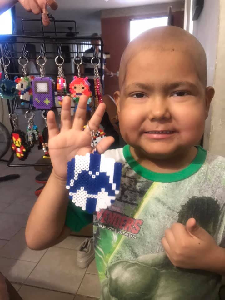 Él es Gian Carlos, el niño con cáncer que vende llaveritos para pagar su tratamiento