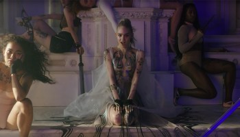 Grimes regresa después de meses de ausencia con el video de 'Violence'