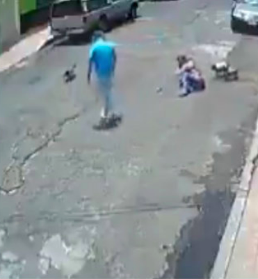 Gandallismo nivel: Hombre taclea a mujer por una pelea entre sus perritos 
