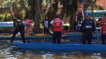 Jóvenes caen de trajinera en canal de Xochimilco; hay un desaparecido