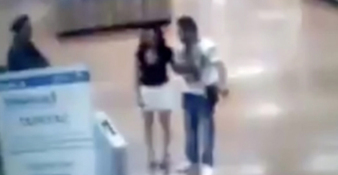 ¡¿Pooor?! Mujer sale de un supermercado de la CDMX y al pedirle una revisión se desnuda