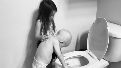 La conmovedora historia de la foto de una niña consolando a su hermanito de 4 años con cáncer