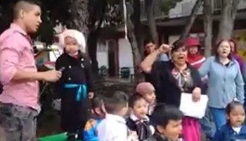 Gritos brgs: "¡Viva Allende, viva su jefa!" dice un niño vestido de Miguel Hidalgo