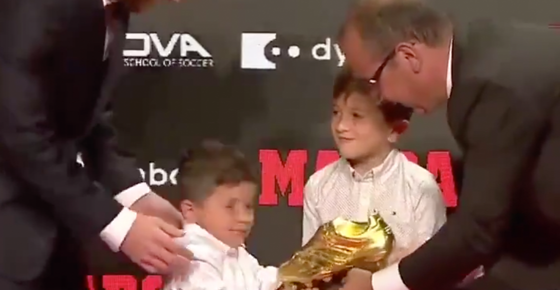 El divertido momento en el que los hijos de Messi 'pelearon' por la Bota de Oro