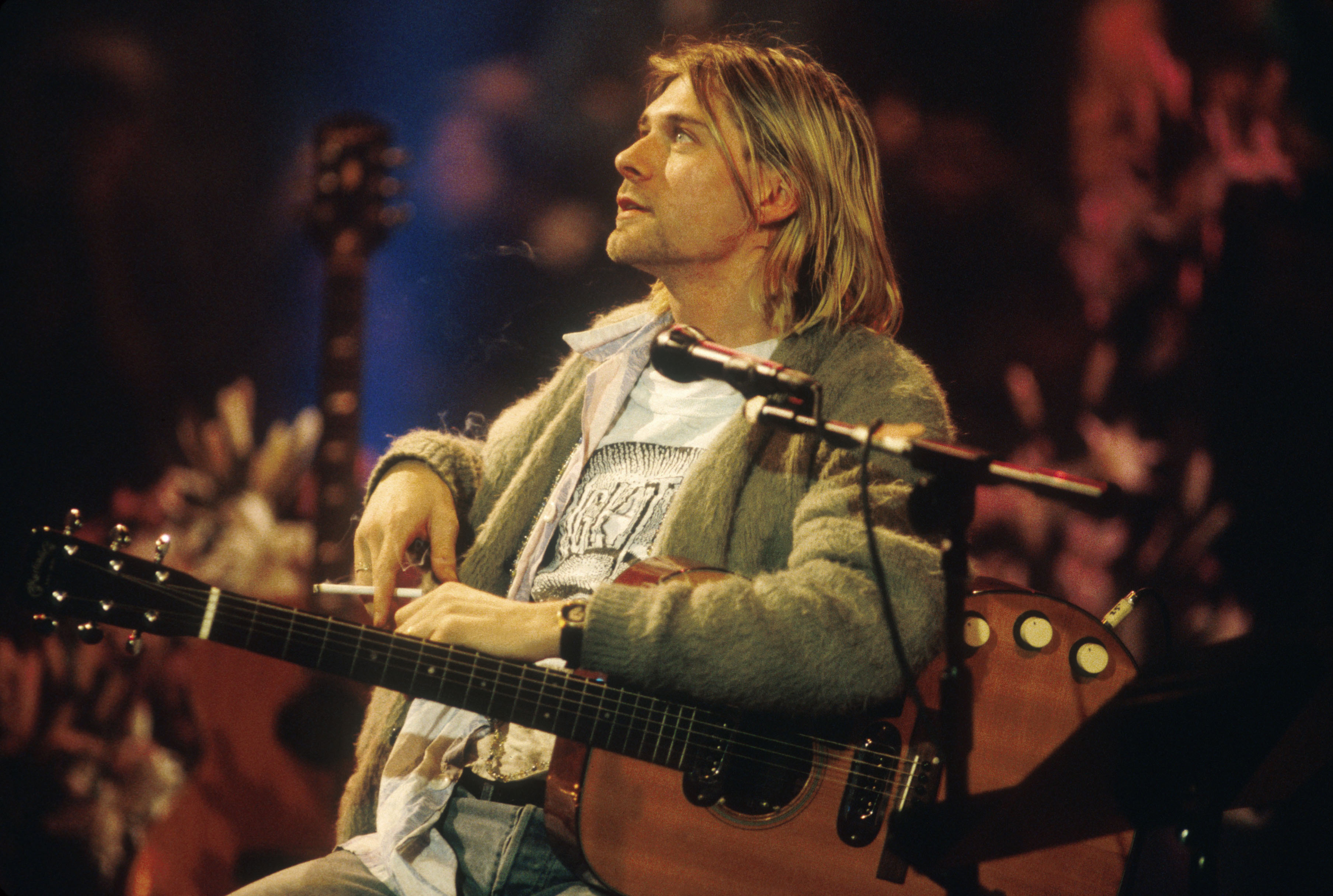 ¡Vendido! El legendario cárdigan de Kurt Cobain fue subastado por ¡334 mil dólares!