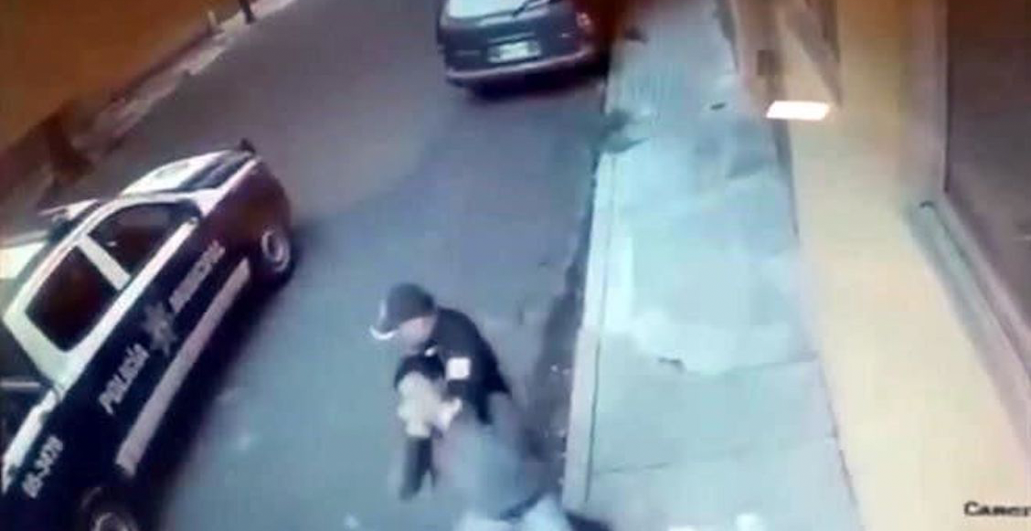 Policía-naucalpan-llave-china-transeúnte