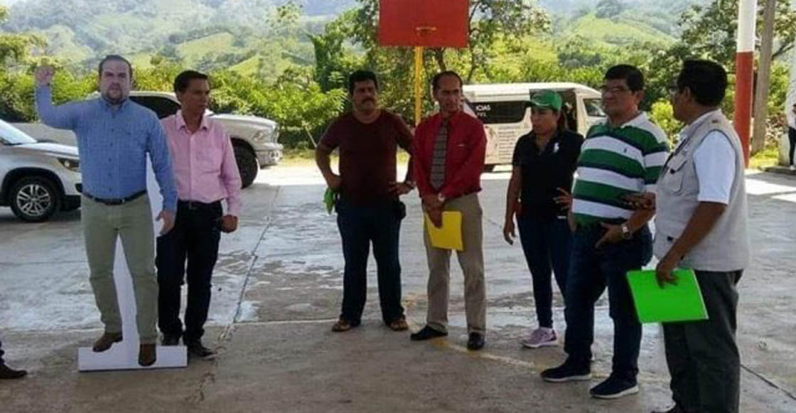 Ideas brgs: Alcalde de Chiapas usa foto en tamaño real para no perderse ningún evento