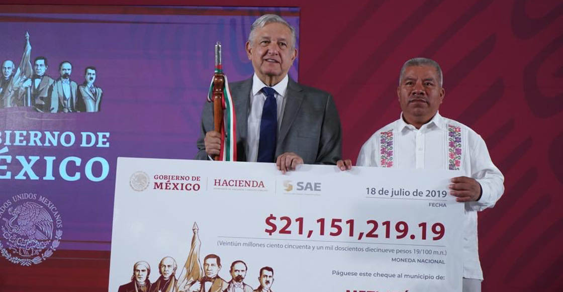 AMLO promete ayuda a municipios de Guerrero pero sólo ha dado cheques de cartón