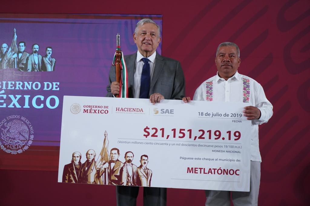 AMLO promete ayuda a municipios de Guerrero pero sólo ha dado cheques de cartón