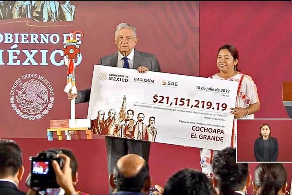 AMLO promete ayuda a municipios de Guerrero pero sólo ha dado cheques de cartón