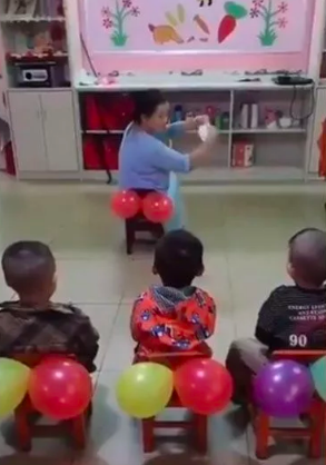 Maestra de kinder le enseña a sus alumnos a limpiarse con papel higiénico con ayuda de... ¿globos?