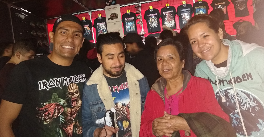 Mamá viaja con su hijo invidente a la CDMX para narrarle el concierto de Iron Maiden