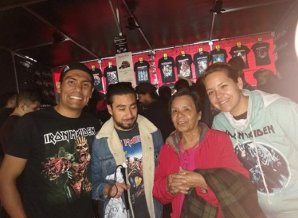 Mamá viaja con su hijo invidente a la CDMX para narrarle el concierto de Iron Maiden