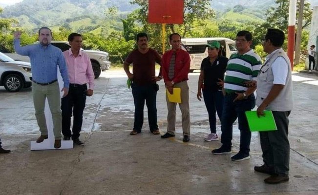 Ideas brgs: Alcalde de Chiapas usa foto en tamaño real para no perderse ningún evento 