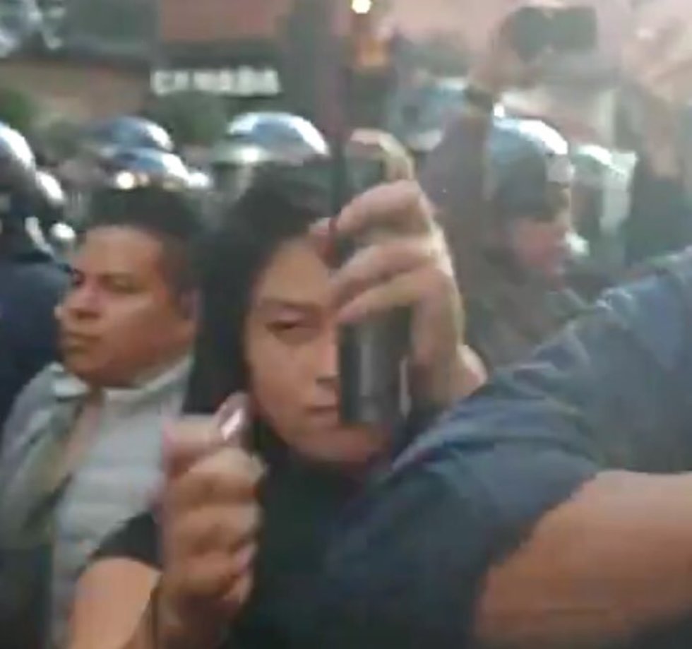 ¿Por? Mujer es captada intentando prender fuego a reportero durante marcha del 2 de octubre 