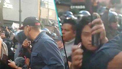 ¿Por? Mujer es captada intentando prender fuego a reportero durante marcha del 2 de octubre