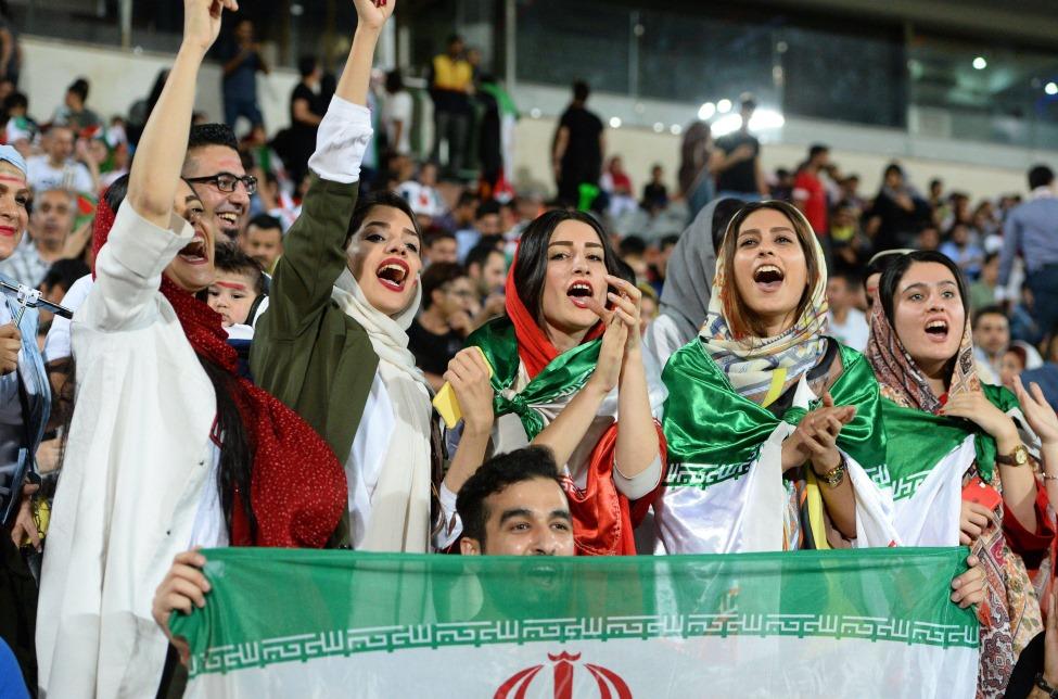 Mujeres verán un partido de futbol en Irán por primera vez en 40 años… pero con 'limitantes'