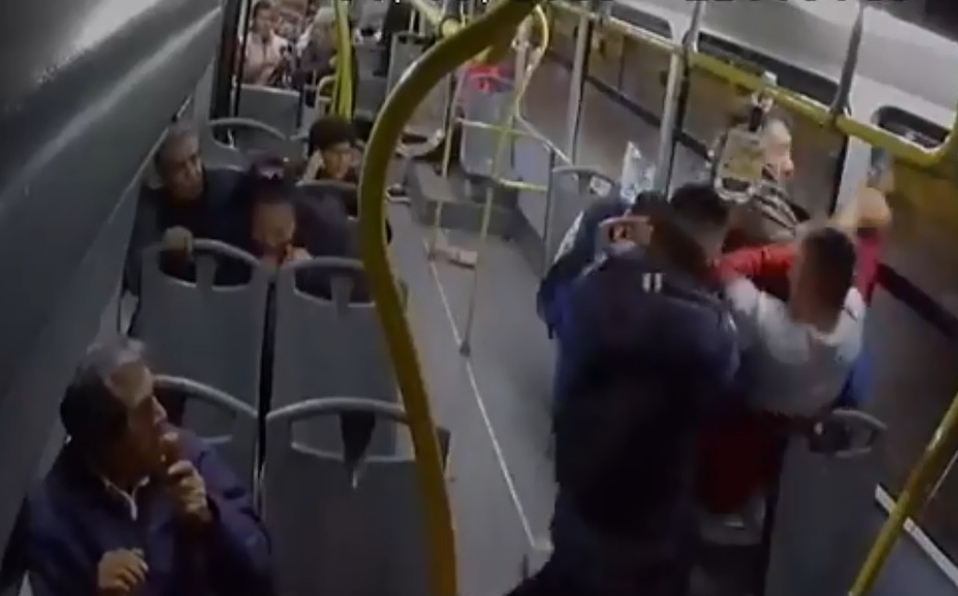 Captan momento en el que pasajeros enfrentan y desarman a asaltantes en la CDMX