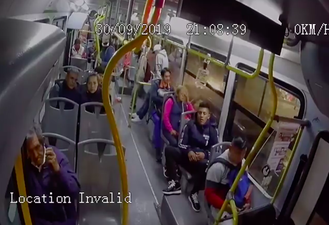Captan momento en el que pasajeros enfrentan y desarman a asaltantes en la CDMX