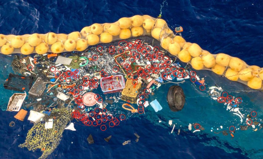 La polémica detrás del dispositivo de limpieza de plásticos en el Gran Parche de Basura del Pacífico 