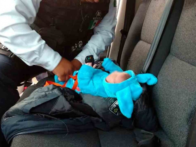 Mujer abandona a su bebé recién nacido en una caja de cartón; pide que le den mucho amor 