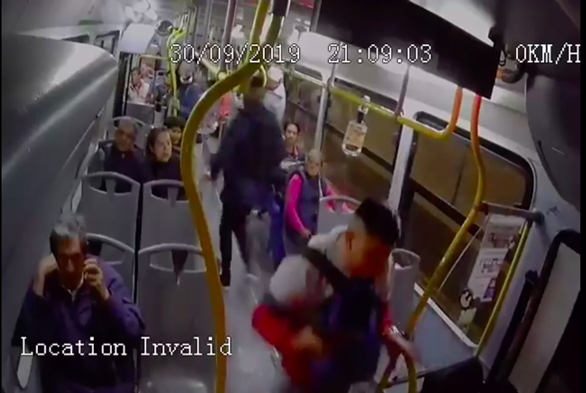 Captan momento en el que pasajeros enfrentan y desarman a asaltantes en la CDMX