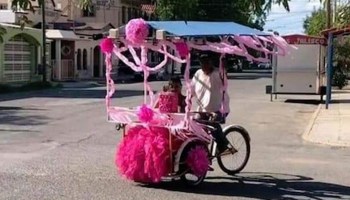 Un vendedor de raspados pasea a su hija quinceañera en su triciclo adornado de color rosa