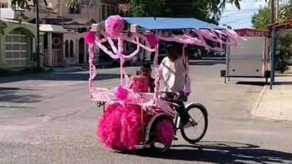 Un vendedor de raspados pasea a su hija quinceañera en su triciclo adornado de color rosa