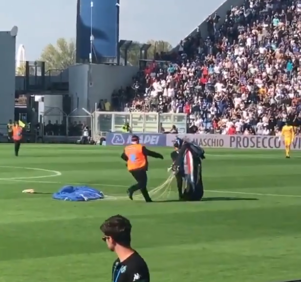 Paracaidista aterrizó en medio del campo durante el Sassuolo vs Inter de Milán