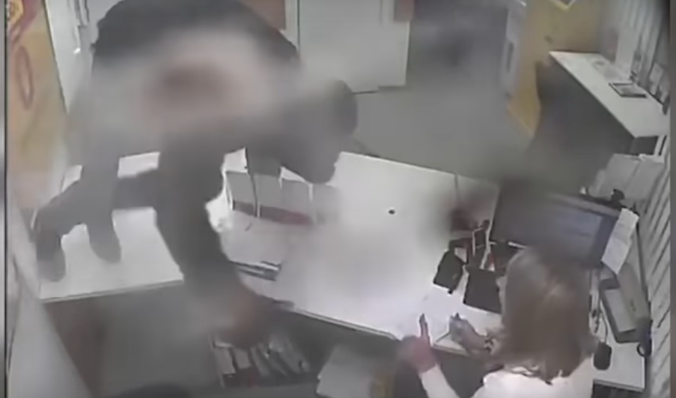 ¡Empleada valiente! Una mujer desarma a un criminal y evita robo entre gritos