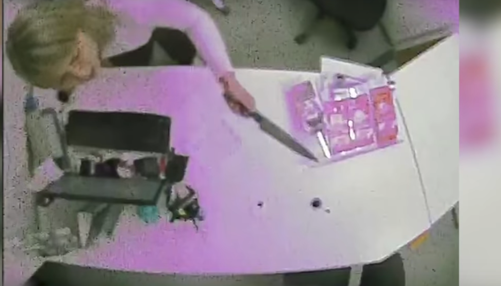 ¡Empleada valiente! Una mujer desarma a un criminal y evita robo entre gritos