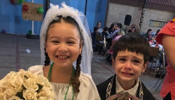 reacción opuesta de niños durante su boda en una kermés se vuelve viral