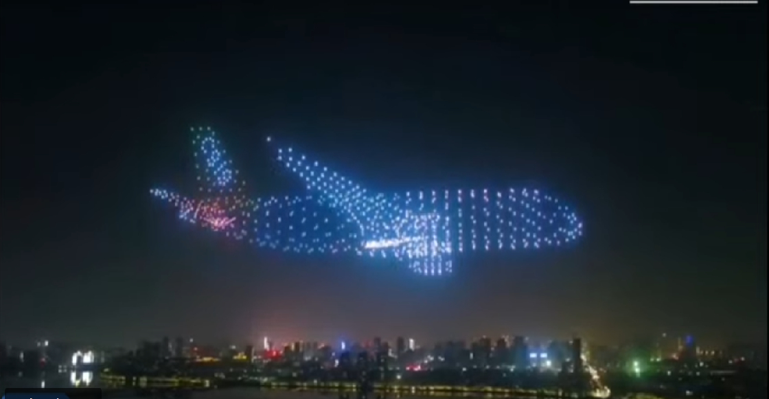 Aviones formados por drones iluminados conquistan el cielo de China