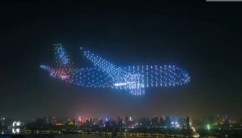 Aviones formados por drones iluminados conquistan el cielo de China