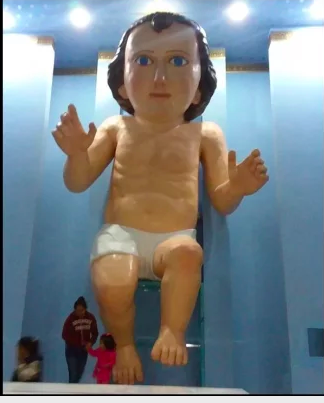 El mame del Niño Dios gigante llegó a Gringolandía y dicen que se parece a Phill Collins 