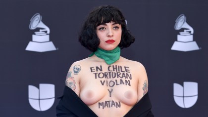 "En Chile torturan y violan": La poderosa protesta de Mon Laferte en los Latin Grammys