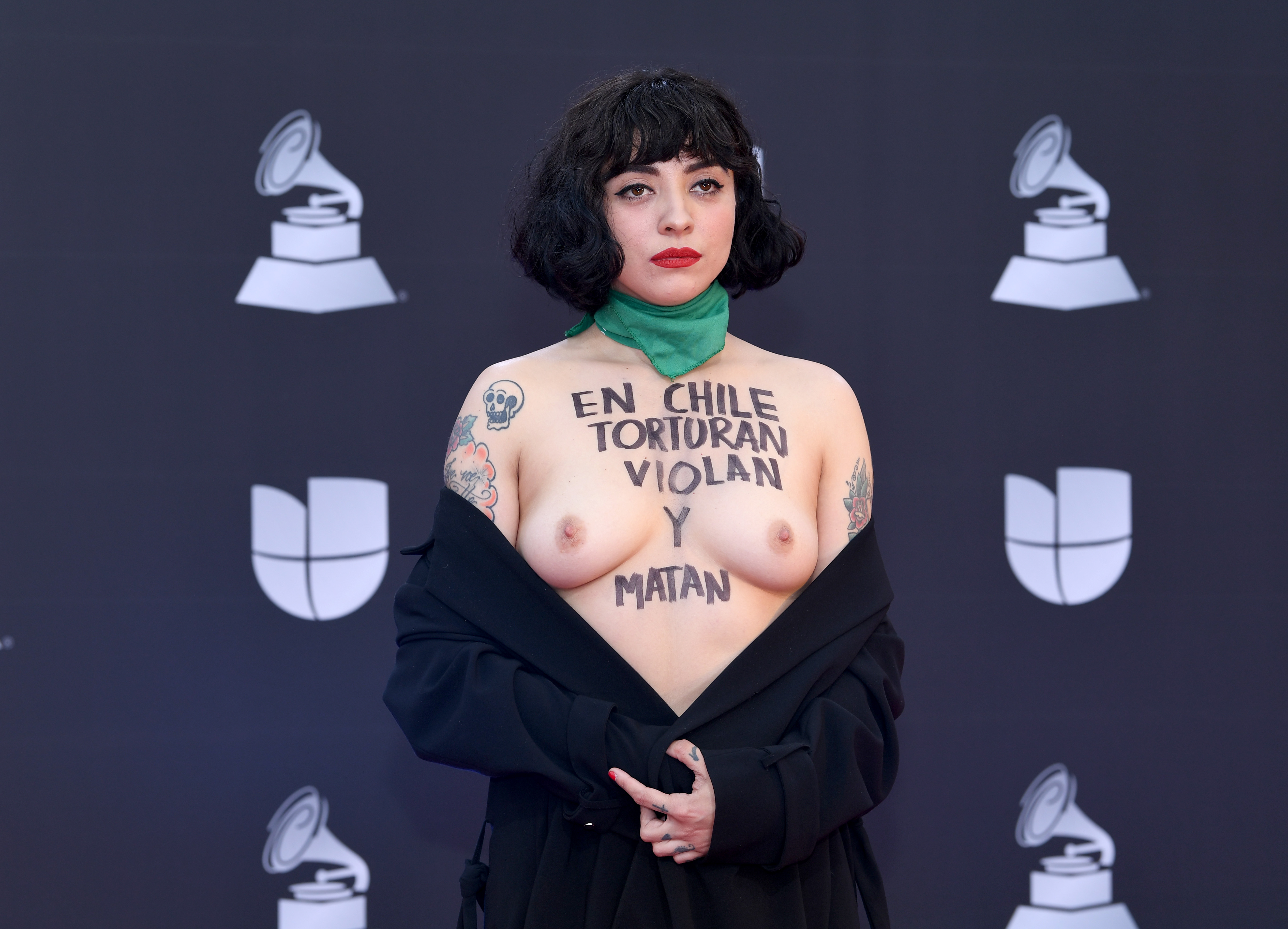 "En Chile torturan y violan": La poderosa protesta de Mon Laferte en los Latin Grammys