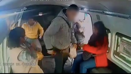 Qué descarado: Delincuente le pide a niña que "no chille" durante asalto a una combi en Iztapalapa