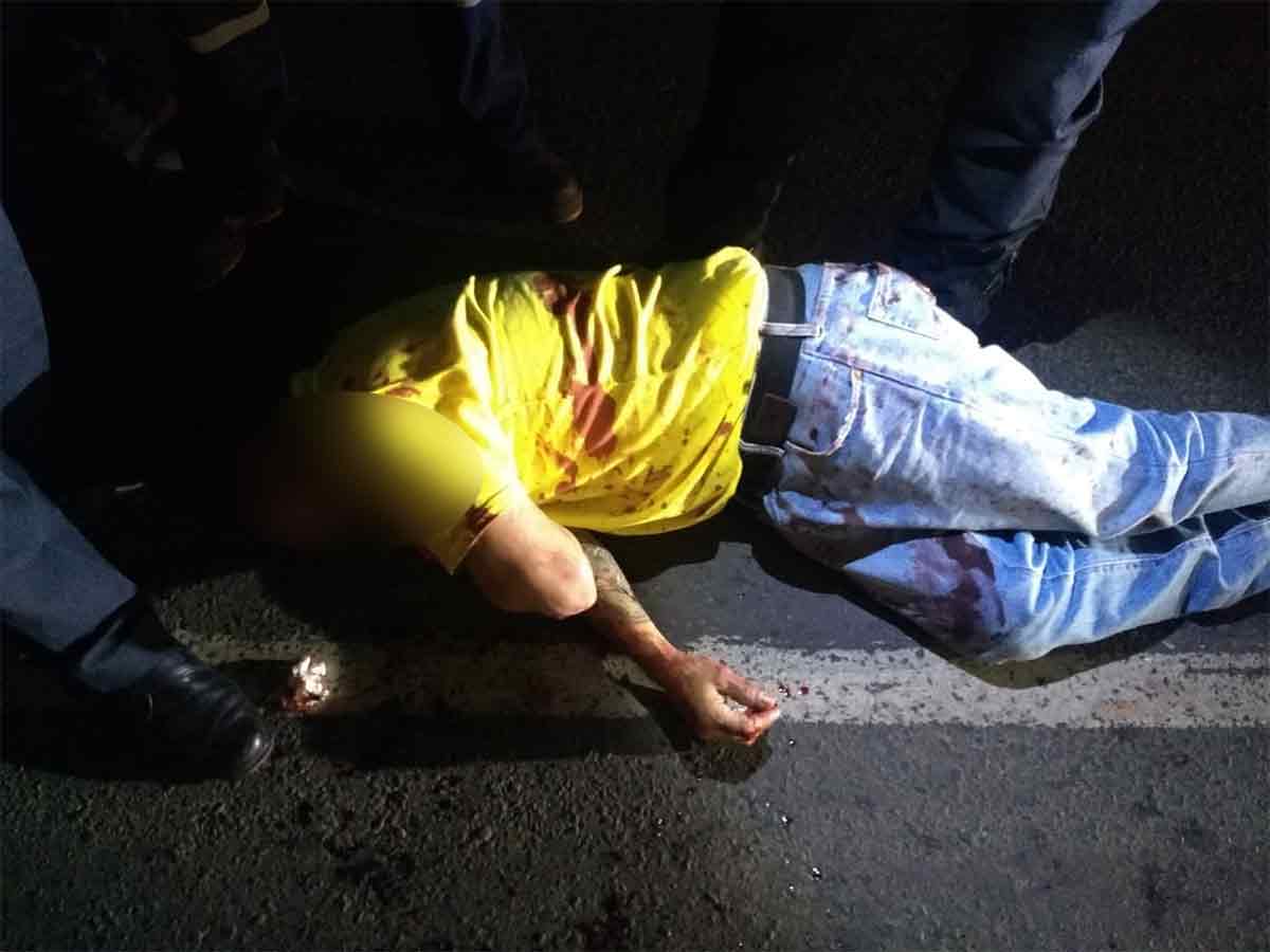 Hombre que se niega a pagar tortas en Iztapalapa, rocía gasolina y prende fuego a vendedor