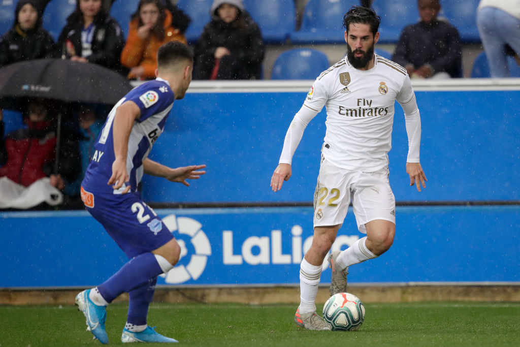 El enrachado Real Madrid venció al Alavés y apunta a la cima de La Liga