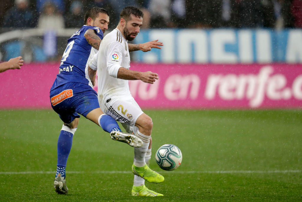El enrachado Real Madrid venció al Alavés y apunta a la cima de La Liga