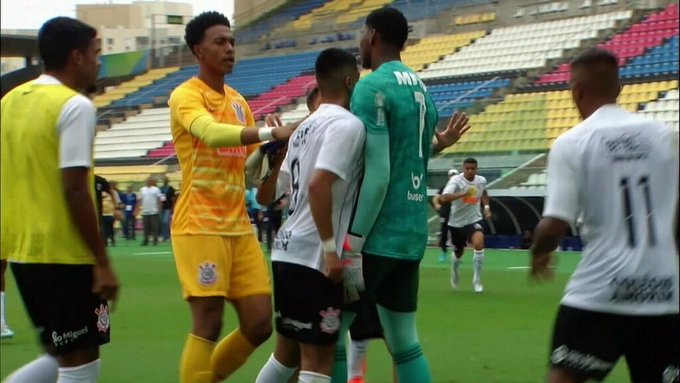 Jugadores de Corinthians golpearon al portero rival tras ser eliminados en semifinales