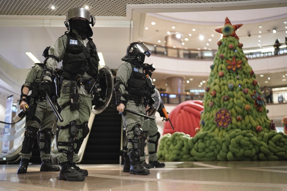 Hong Kong recibe la Navidad en medio de fuertes enfrentamientos entre manifestantes y policías