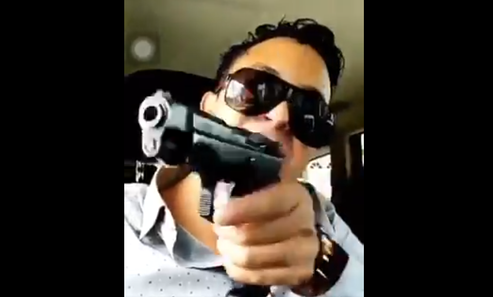 Hijo de un Fiscal de Chiapas lanza "amenaza", con pistola en mano, a través de redes sociales