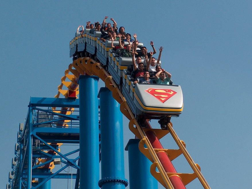 Otra de juegos mecánicos: Suspenden a "Superman" en Six Flags tras una falla que dejó a usuarios en las alturas