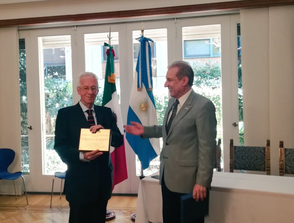 ¡Oso internacional! Embajador de México en Argentina habría sido sorprendido cuando intentaba robar un libro