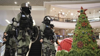 Hong Kong recibe la Navidad en medio de fuertes enfrentamientos entre manifestantes y policías