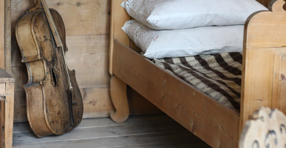 Una niña se salvó de ser asesinada al esconderse bajo su cama