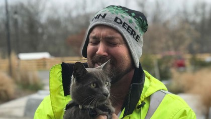 Rudo y cursi: Un camionero llora de emoción al reencontrarse con su gato