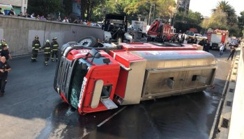 Vuelca camión de bomberos en Tlalpan; hay dos lesionados
